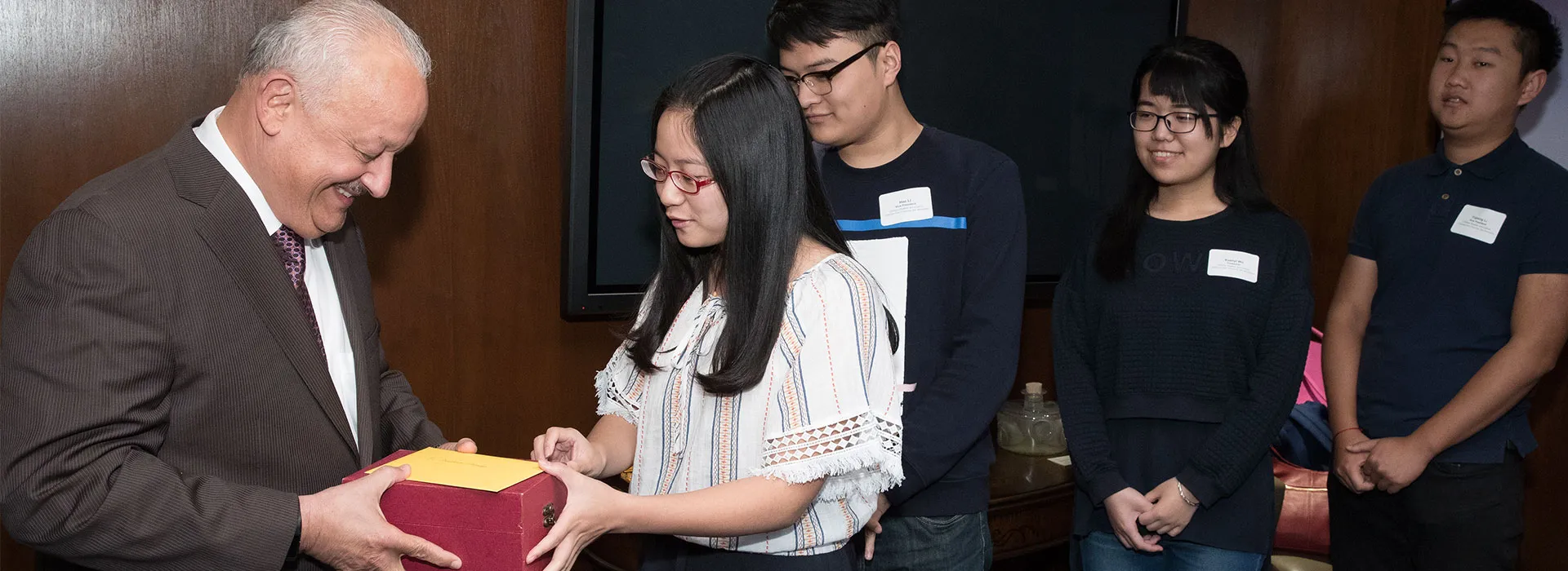 Chinese Student Association presents president with gift