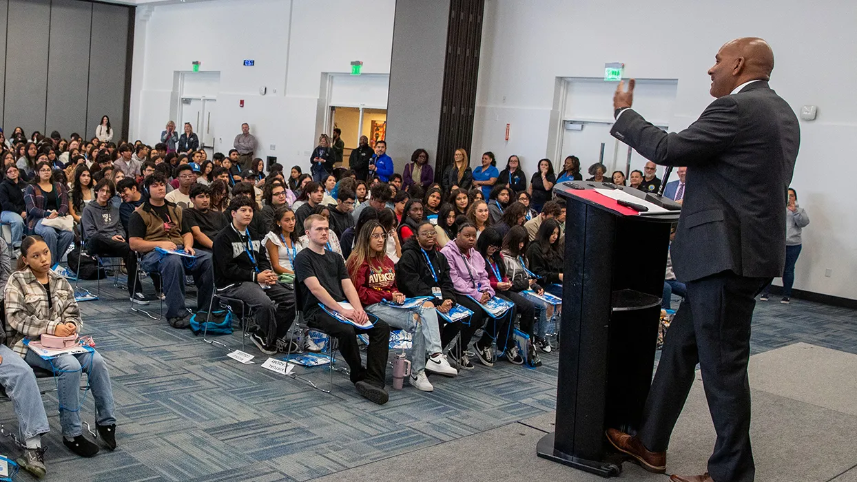 Provost Rafik Mohammed welcomes San Bernardino high school seniors to CSUSB’s Instant Admit Days event.