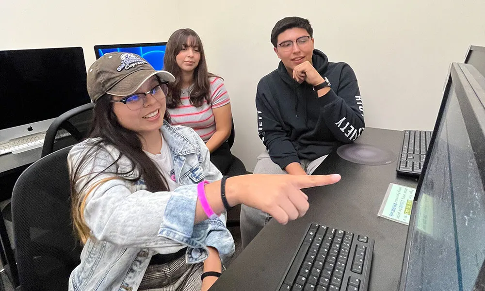 Using computers at the Mentoring computer lab