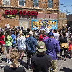 A vigil for George Floyd at Chicago Avenueand 38th Street in Minneapolis, Minn. Photo: Fibonacci Blue on Wikimedia Commons. 