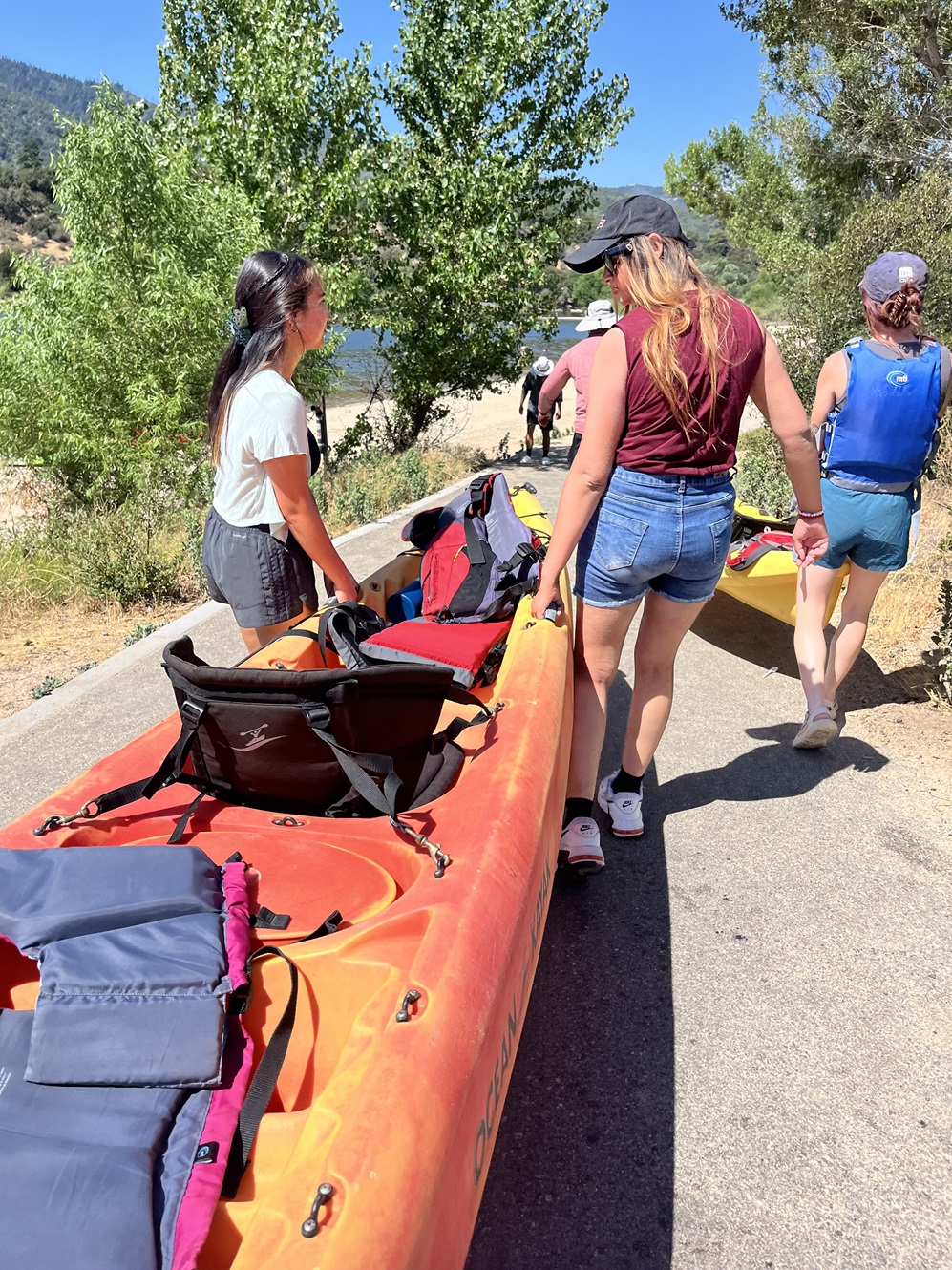 2 students carrying kayak